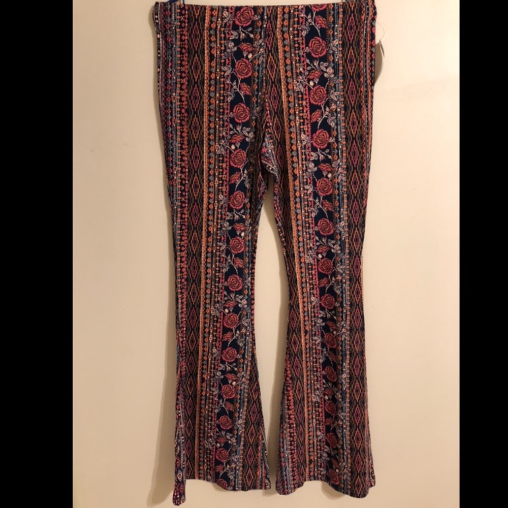 🦋 BOHO FLARE FLORAL PANTS
